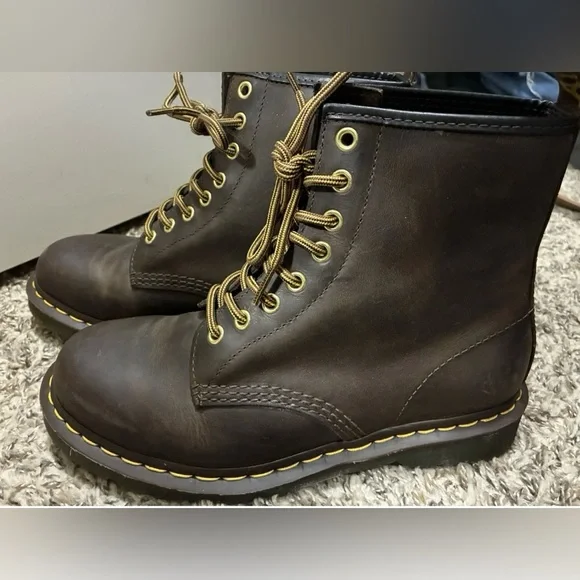Brown doc martens lace up women’s/mens - Picture 3 of 7